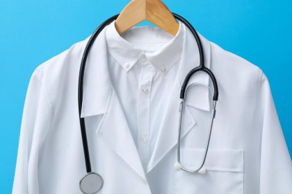 La blouse médicale se réinvente : confort, hygiène et style au cœur des priorités des soignants